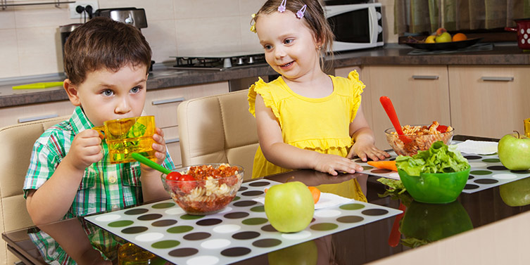 Kinder mit Tischsets